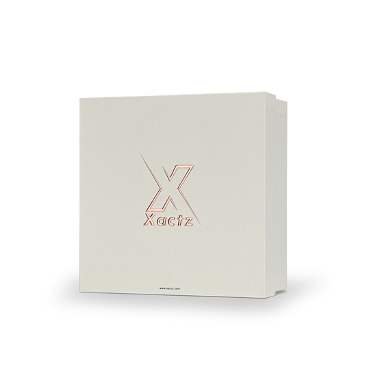 Boîtes de luxe personnalisées en or rose estampées à chaud, avec couvercle carré et base.