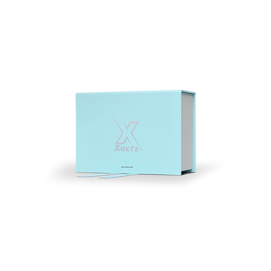 Emballage de luxe personnalisé bleu pliable en forme de livre avec ruban, feuille d'argent et texture soie