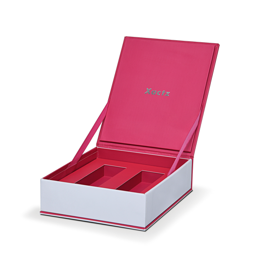 Luxuriöse maßgeschneiderte weiße Klappdeckelgeschenkbox mit silberner Folie und roten Innenfächern