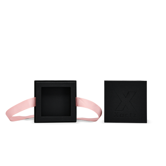 Scatole lussuose personalizzate nere con rose in oro goffrate extra alte con chiusura a nastro rosa