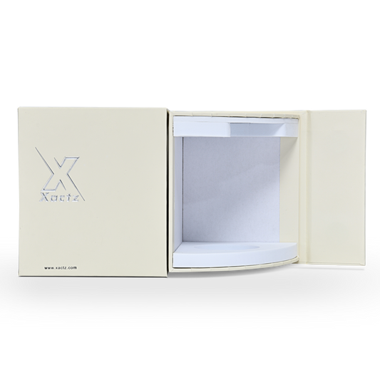 Luxuriöse maßgeschneiderte beige Klappdeckelbox mit silberner Folie und EVA-Schaumverpackung