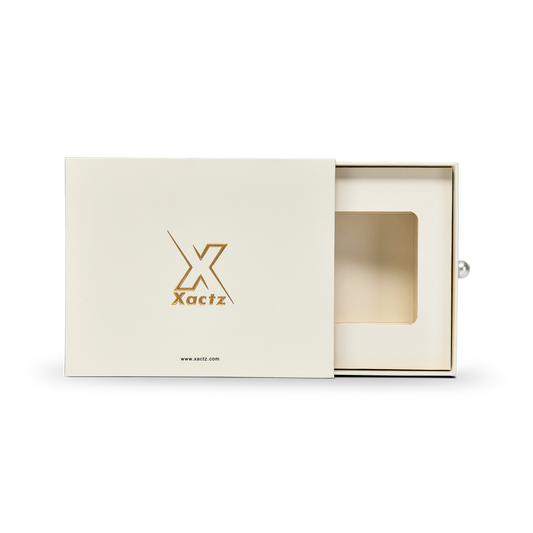 Luxuriöse maßgeschneiderte cremefarbene Schubladenbox mit matter goldener Folie und Perlengriff