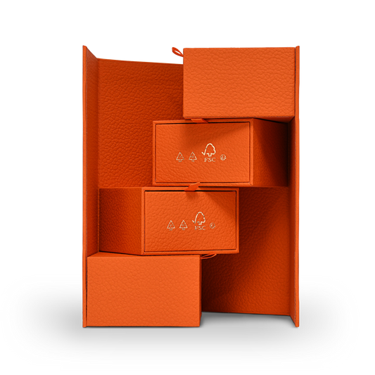 Luxuriöse maßgeschneiderte orange Klappdeckelbox mit matter goldfarbener Folie und Seidenbandverpackung