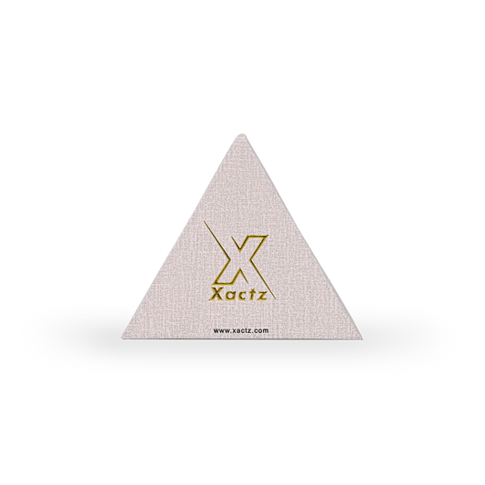 Boîte triangulaire rose de luxe sur mesure, avec dorure à chaud brillante et texture toilée