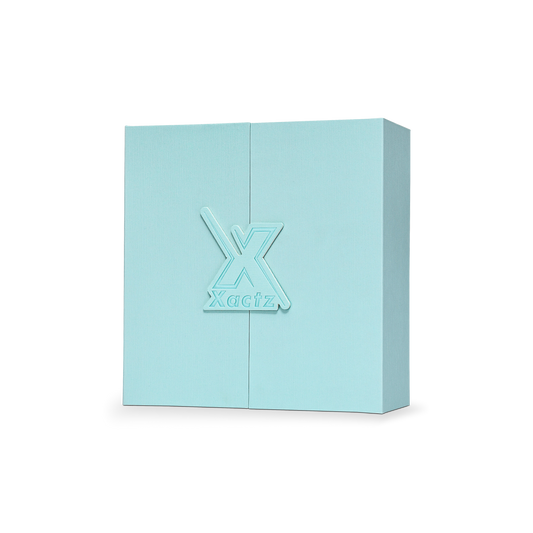 Boîte de luxe sur mesure à couvercle rabattable bleu avec insert en carte herbe de raphia et feuille d'or